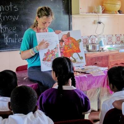 A Projects Abroad volunteer reads a book to her students during her teaching work experience in Fiji A Teaching volunteer reads to children in Fiji